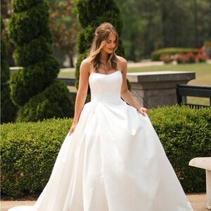 Elegant White Strapless Wedding Dress